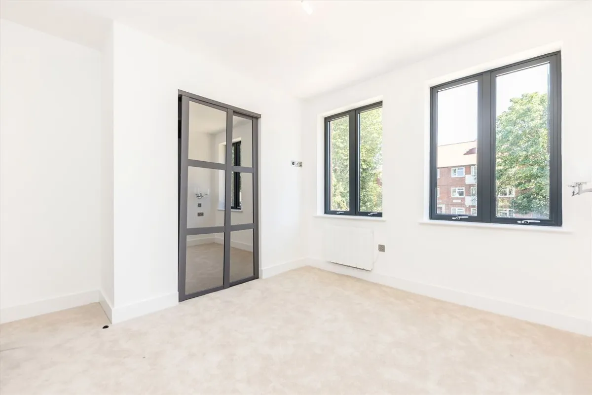 Flat Rosemont Road in Greater London