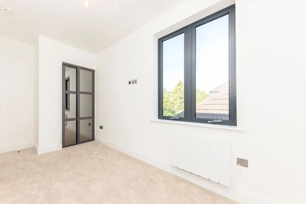 Flat Rosemont Road in Greater London