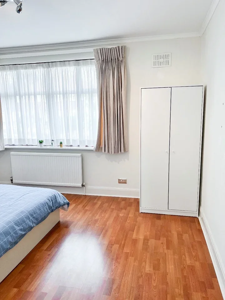 Room Barn Rise in Greater London
