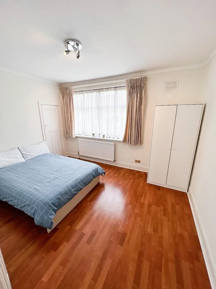Room Barn Rise in Greater London