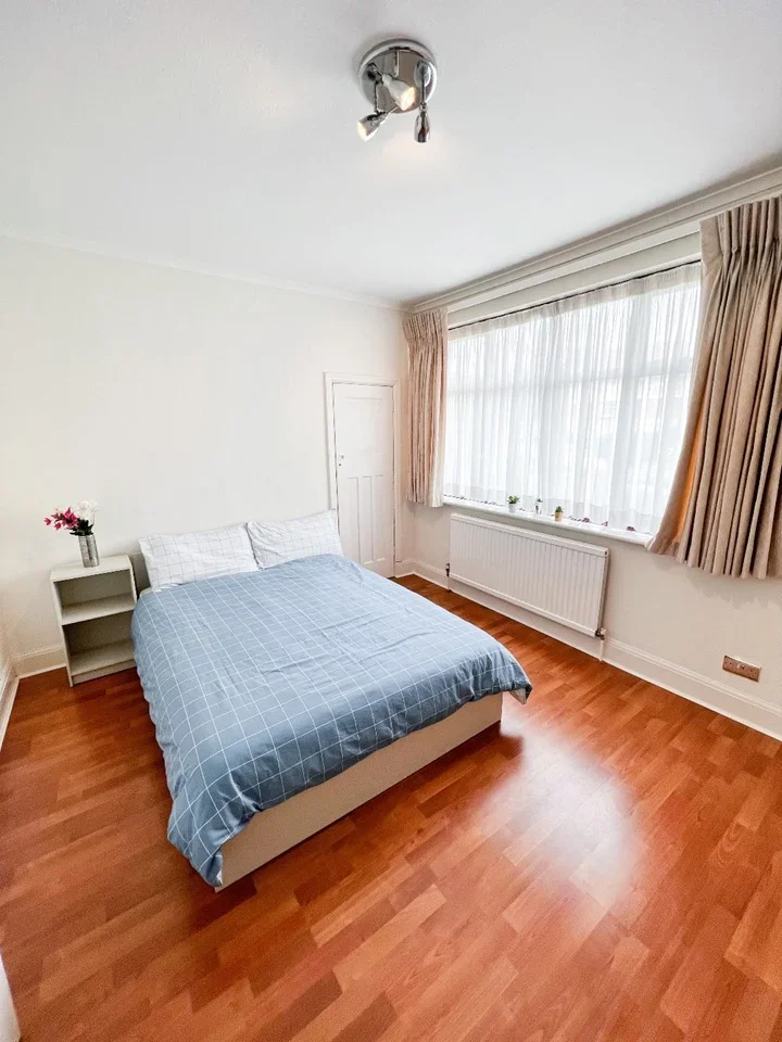 Room Barn Rise in Greater London
