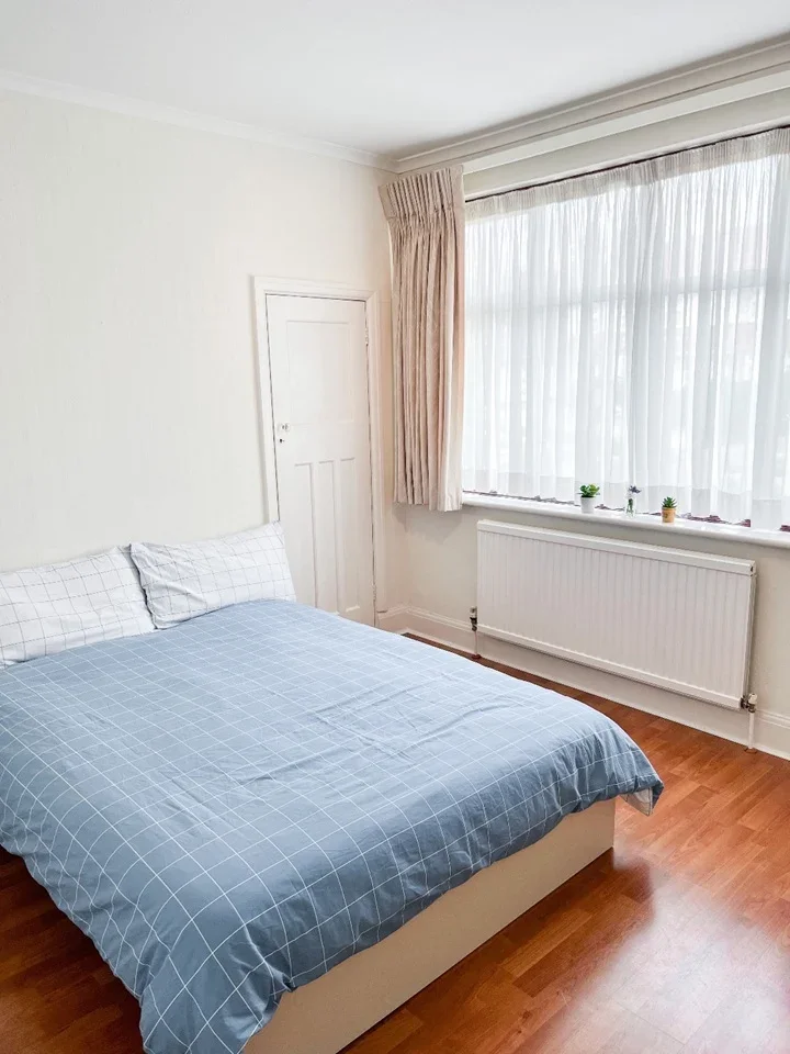 Room Barn Rise in Greater London