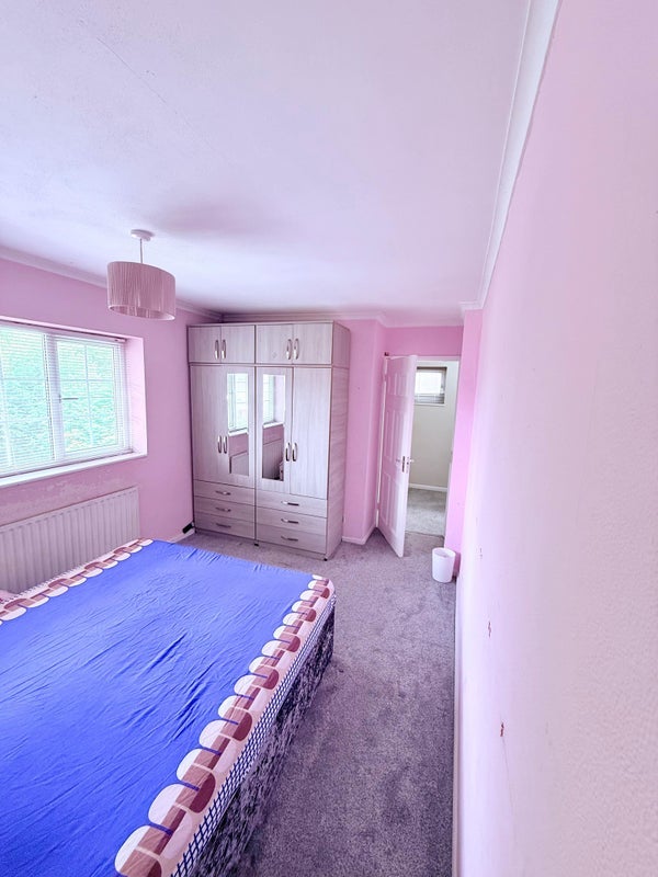 Room Hare Lane in Crawley