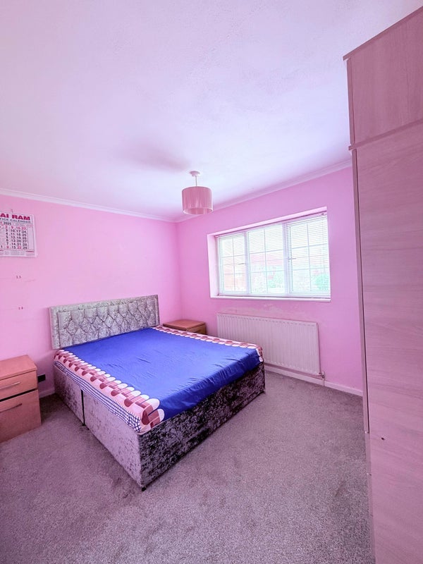 Room Hare Lane in Crawley