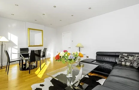 Flat Brunswick Gardens in Greater London