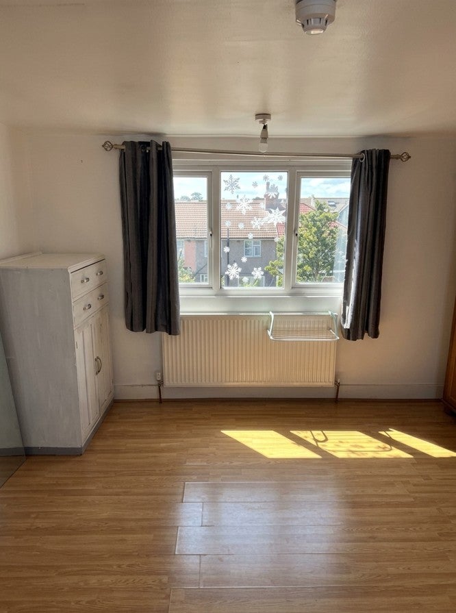 Room Northumberland Road in Greater London