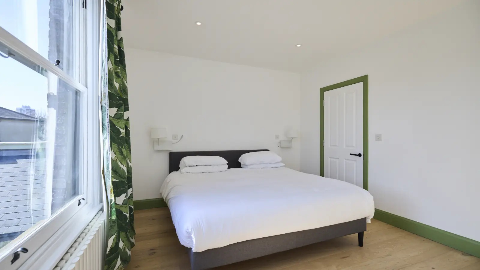 Flat Meeting House Lane in Greater London