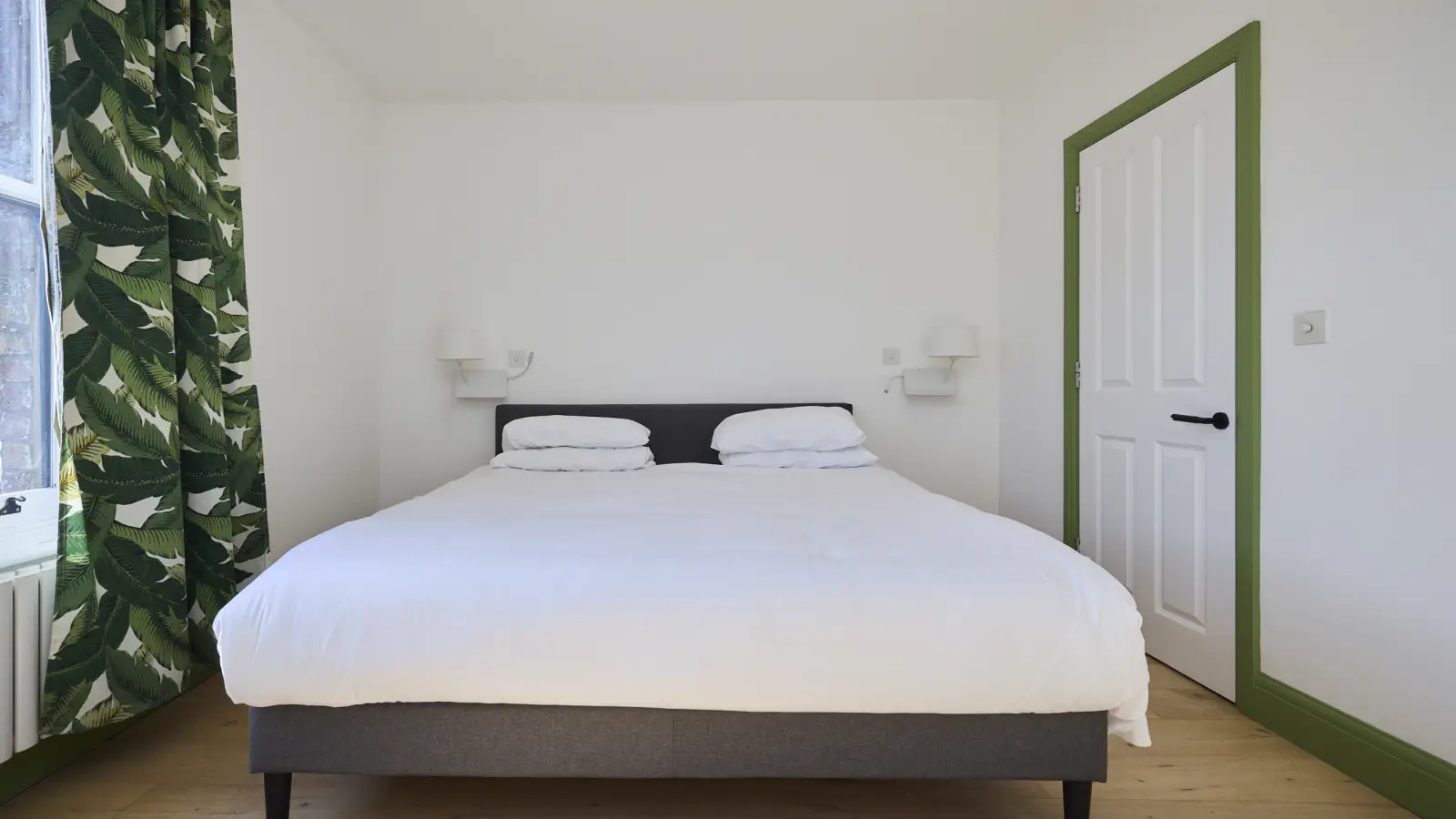 Flat Meeting House Lane in Greater London
