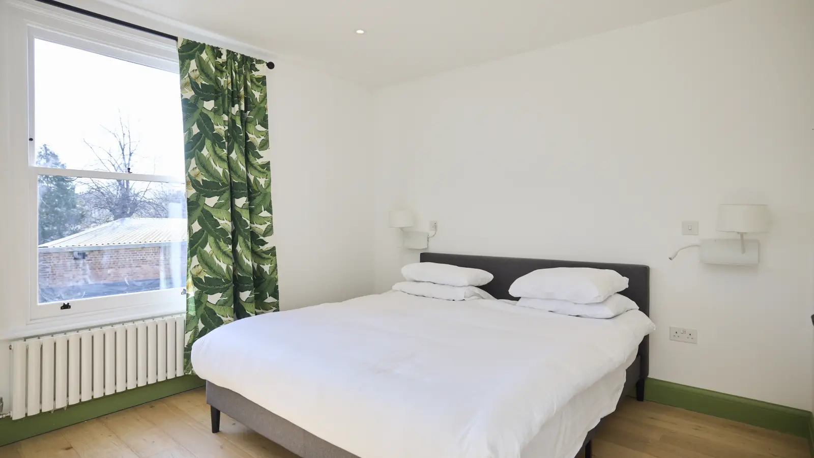 Flat Meeting House Lane in Greater London