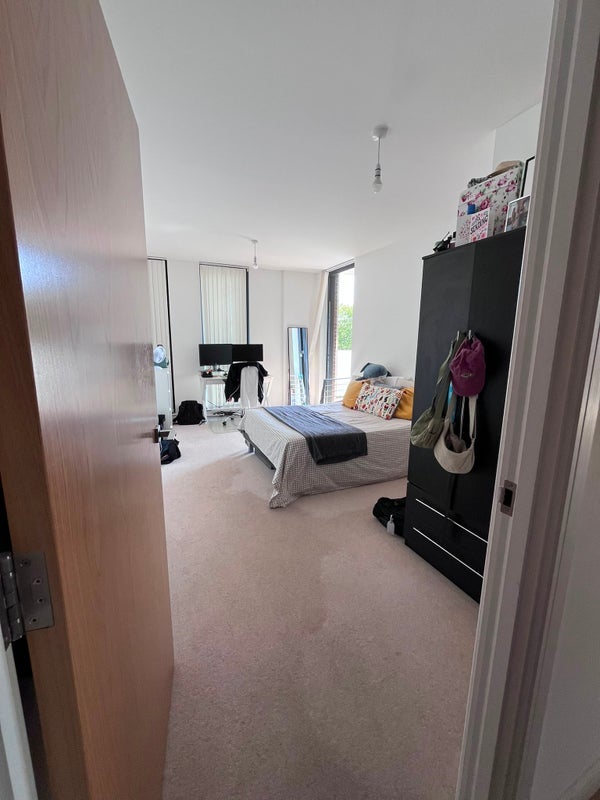 Room Quebec Way in Greater London