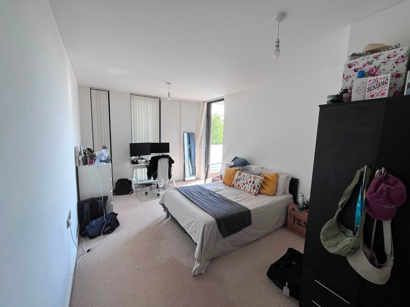 Room Quebec Way in Greater London
