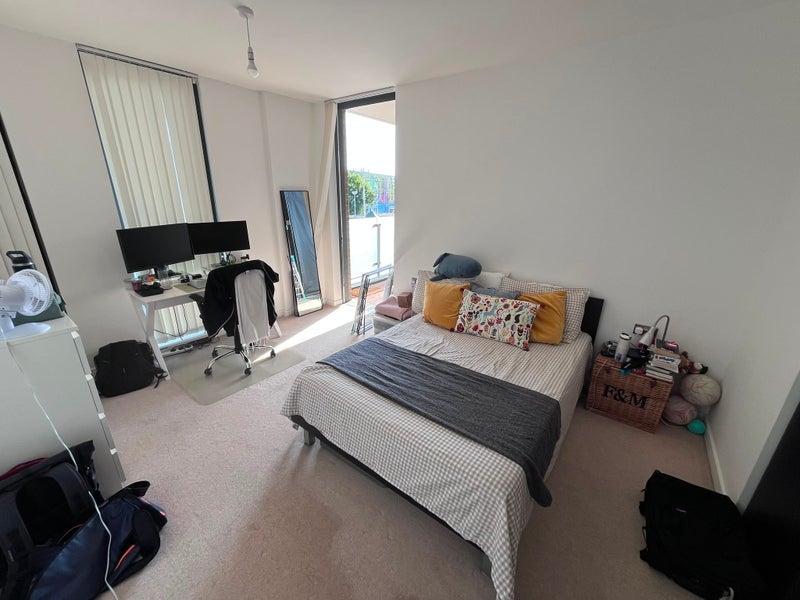 Room Quebec Way in Greater London