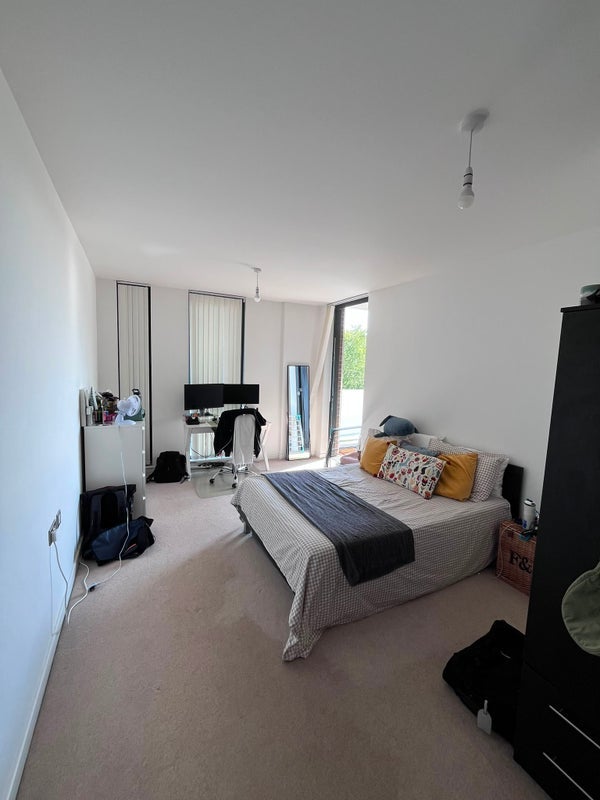 Room Quebec Way in Greater London