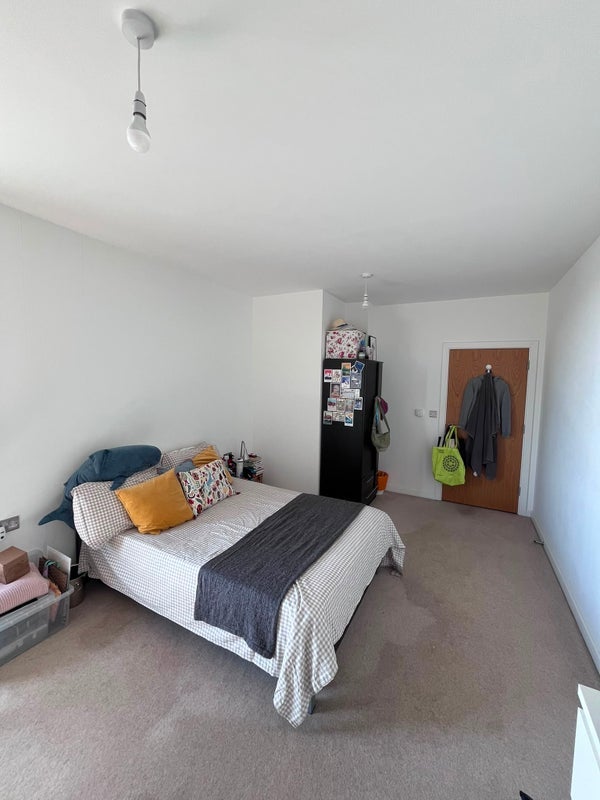 Room Quebec Way in Greater London