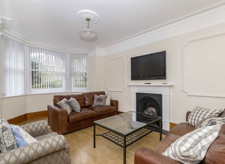Flat Queen's Club Gardens in Greater London