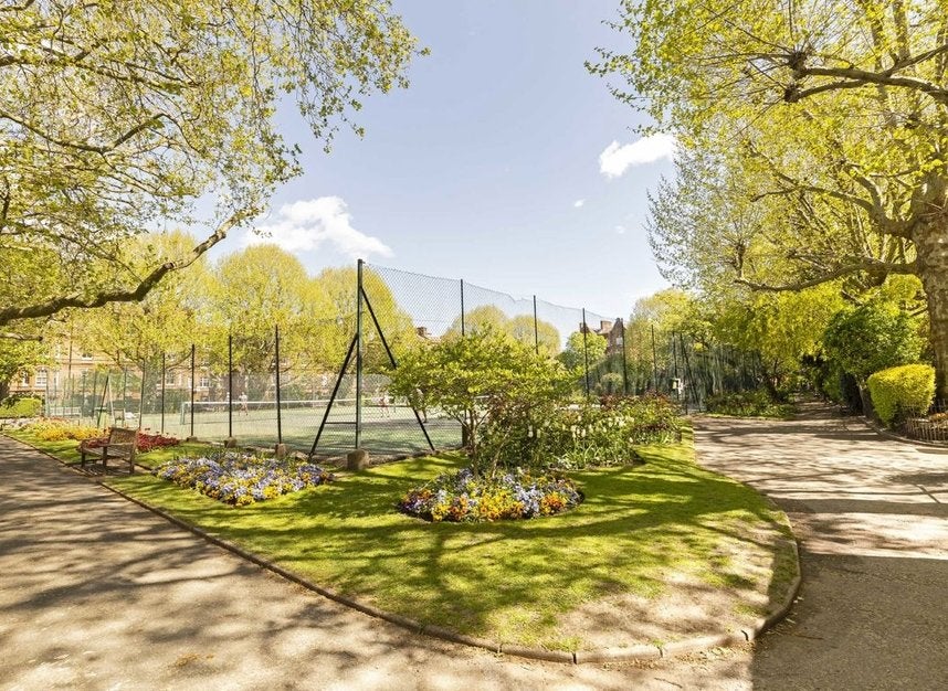 Flat Queen's Club Gardens in Greater London