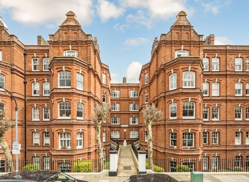 Flat Queen's Club Gardens in Greater London