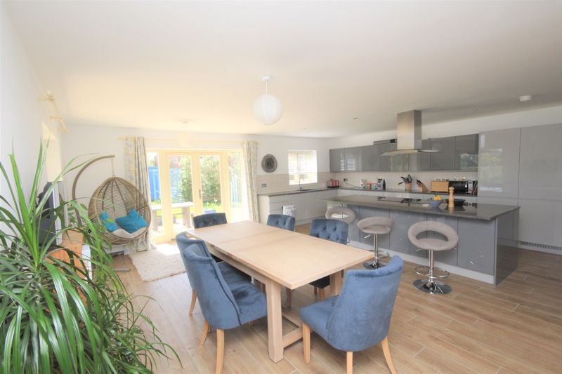 House Elmwood Close in Oakley