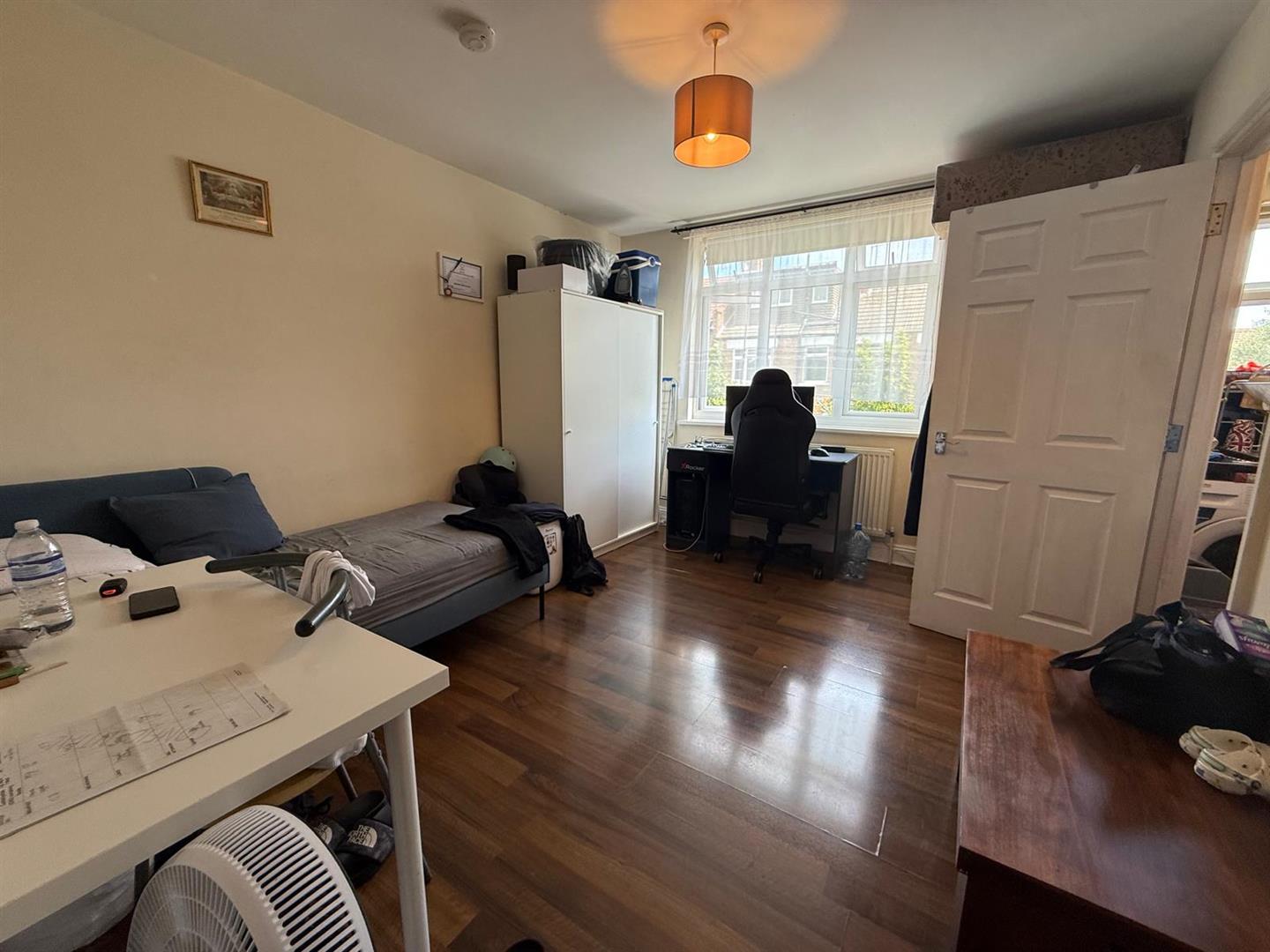Flat Berwick Road in Greater London