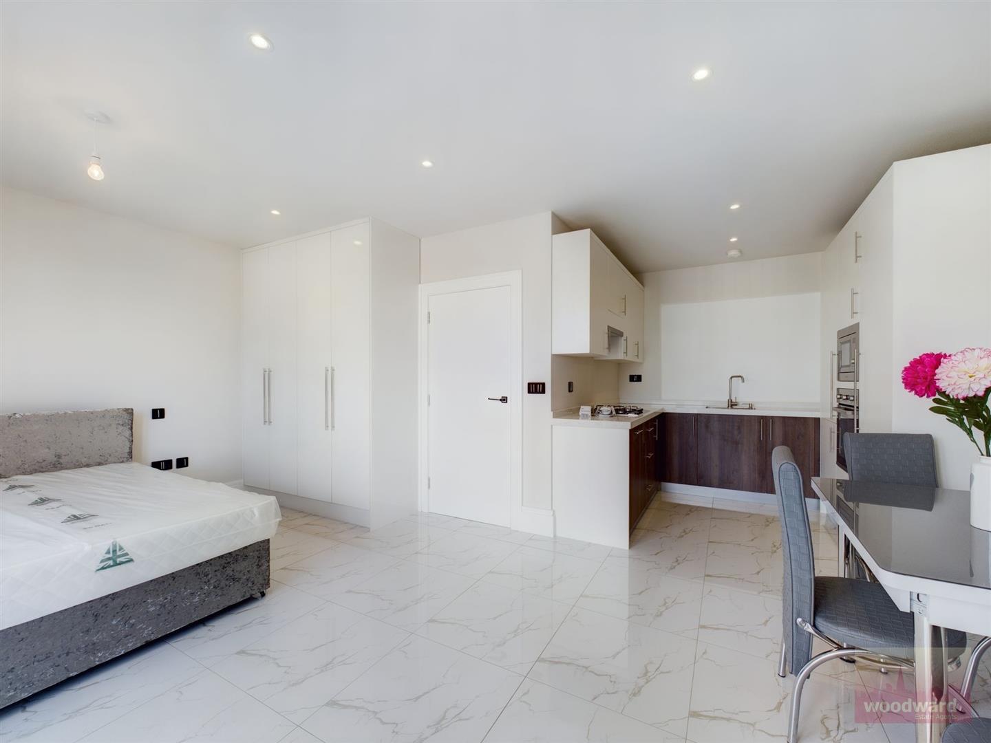 Flat Greenhill Way in Greater London