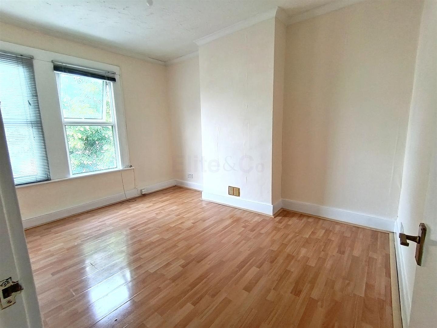 Flat Upper Elmers End Road in London