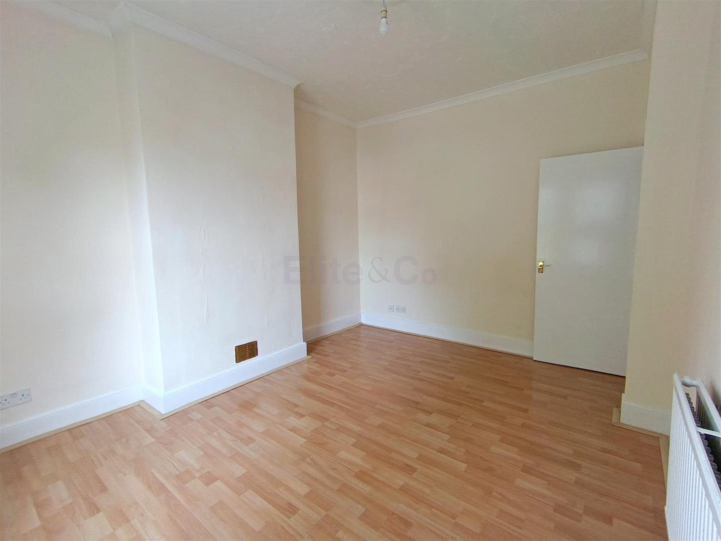 Flat Upper Elmers End Road in London