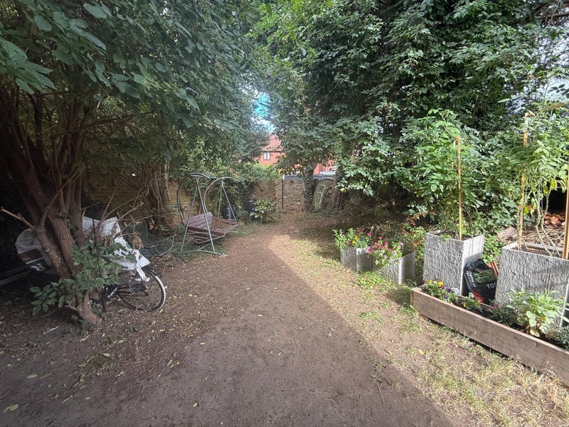Room Bridges Lane in Greater London