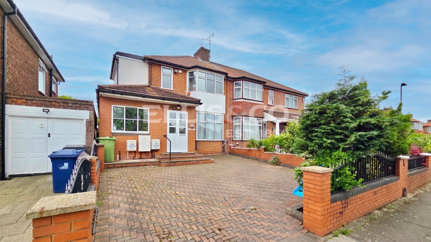 Flat Whitton Avenue East in Greater London