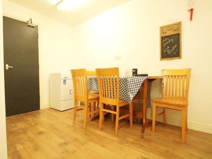 Room Monks Road in Lincoln