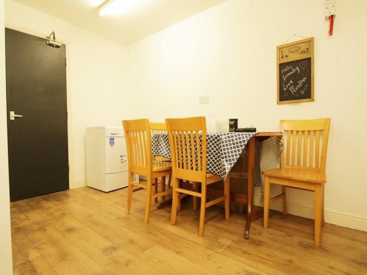 Room Monks Road in Lincoln