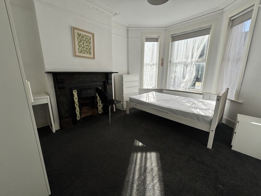 Room Avenue Road in Southampton