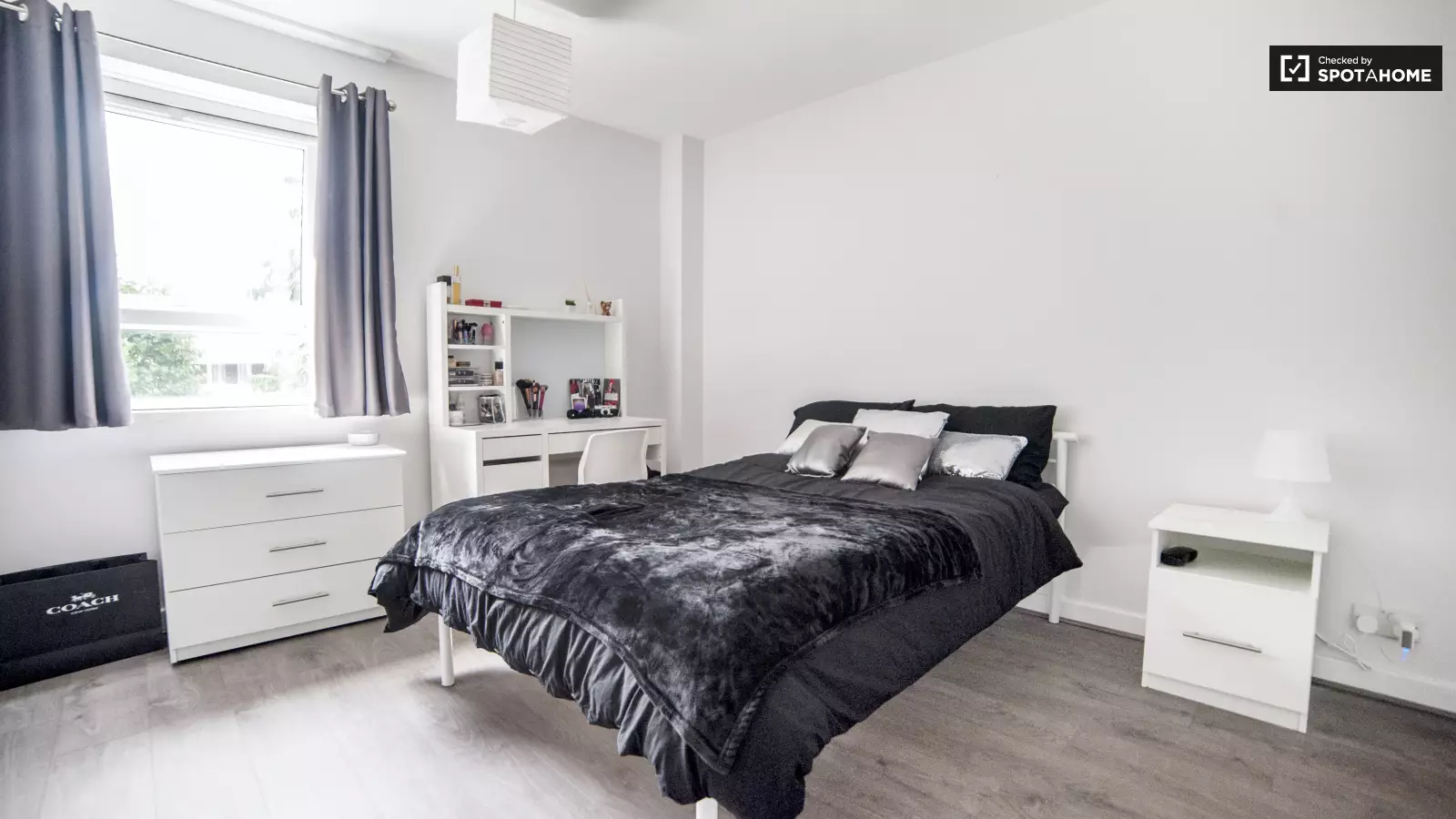 Flat Gough Walk in Greater London