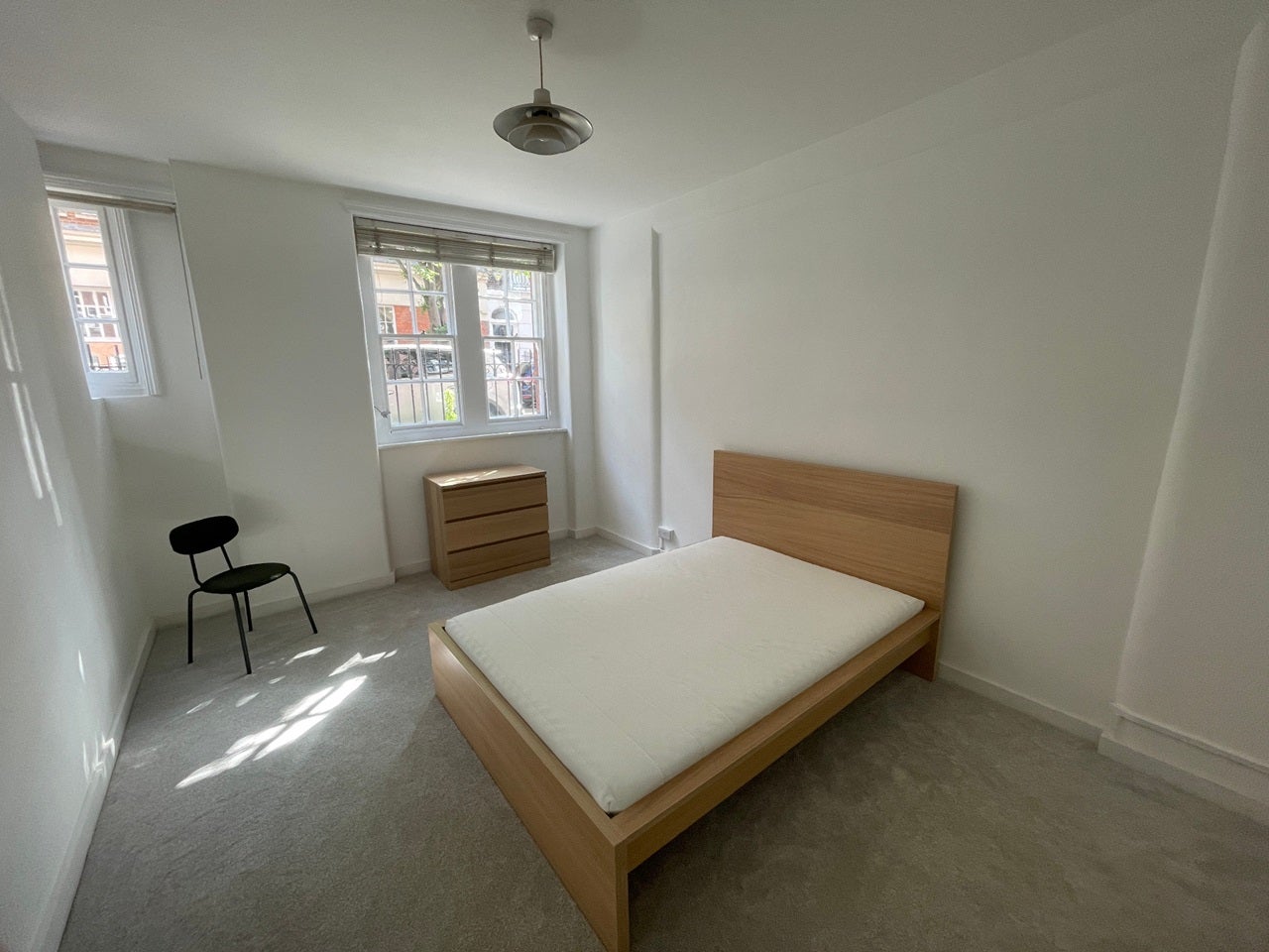 Flat Sandwich Street in Greater London