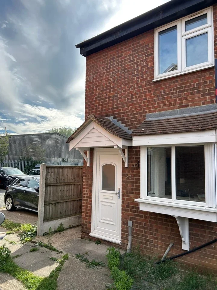 House Curzon Drive in Grays