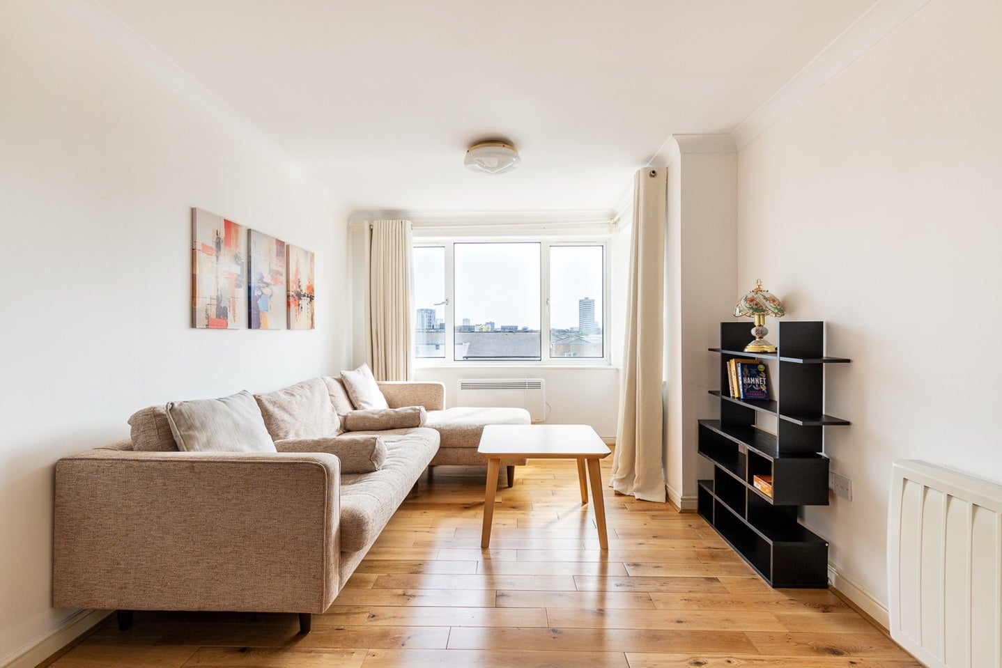 Flat Candle Street in Greater London