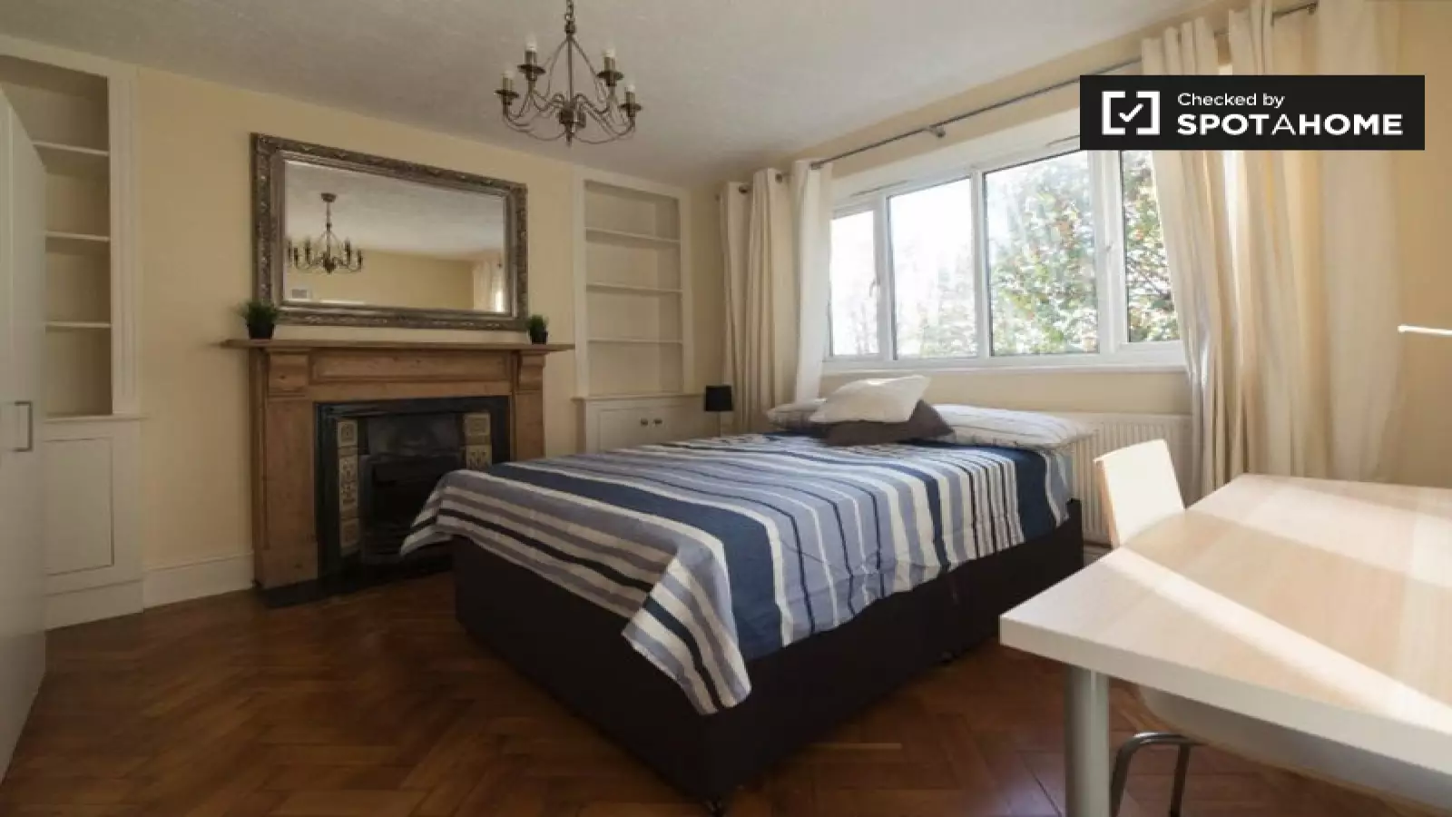 Flat Haldane Place in Greater London