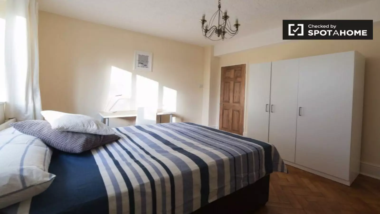 Flat Haldane Place in Greater London