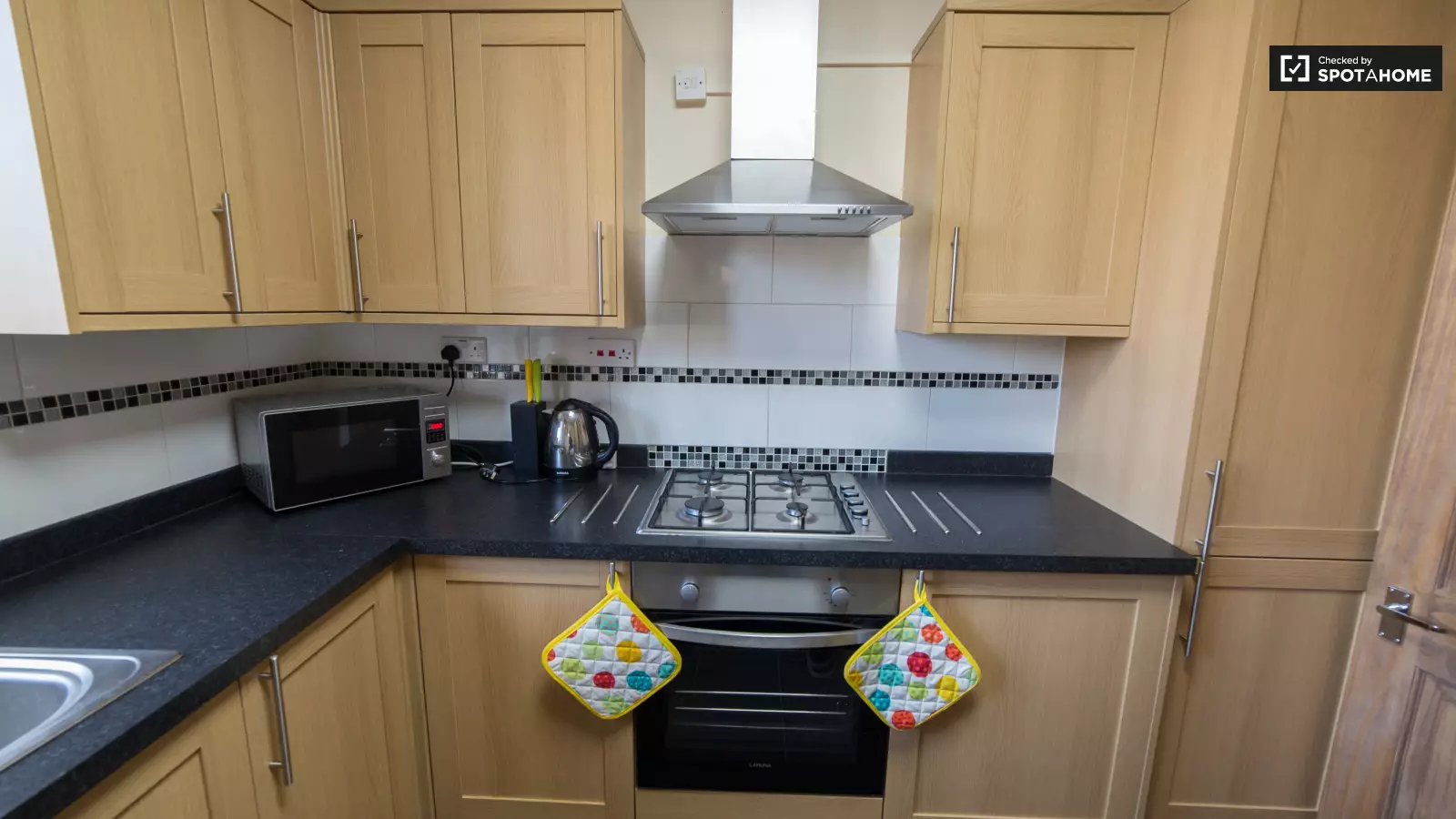 Flat Haldane Place in Greater London