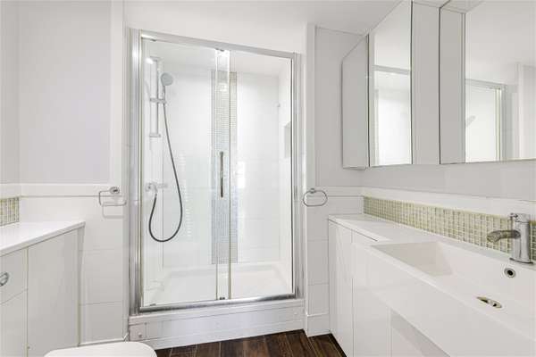 Flat Market Place in Greater London