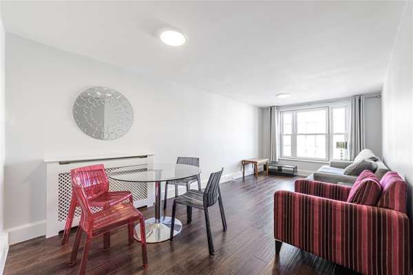 Flat Market Place in Greater London