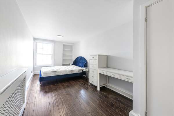 Flat Market Place in Greater London
