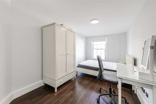 Flat Market Place in Greater London