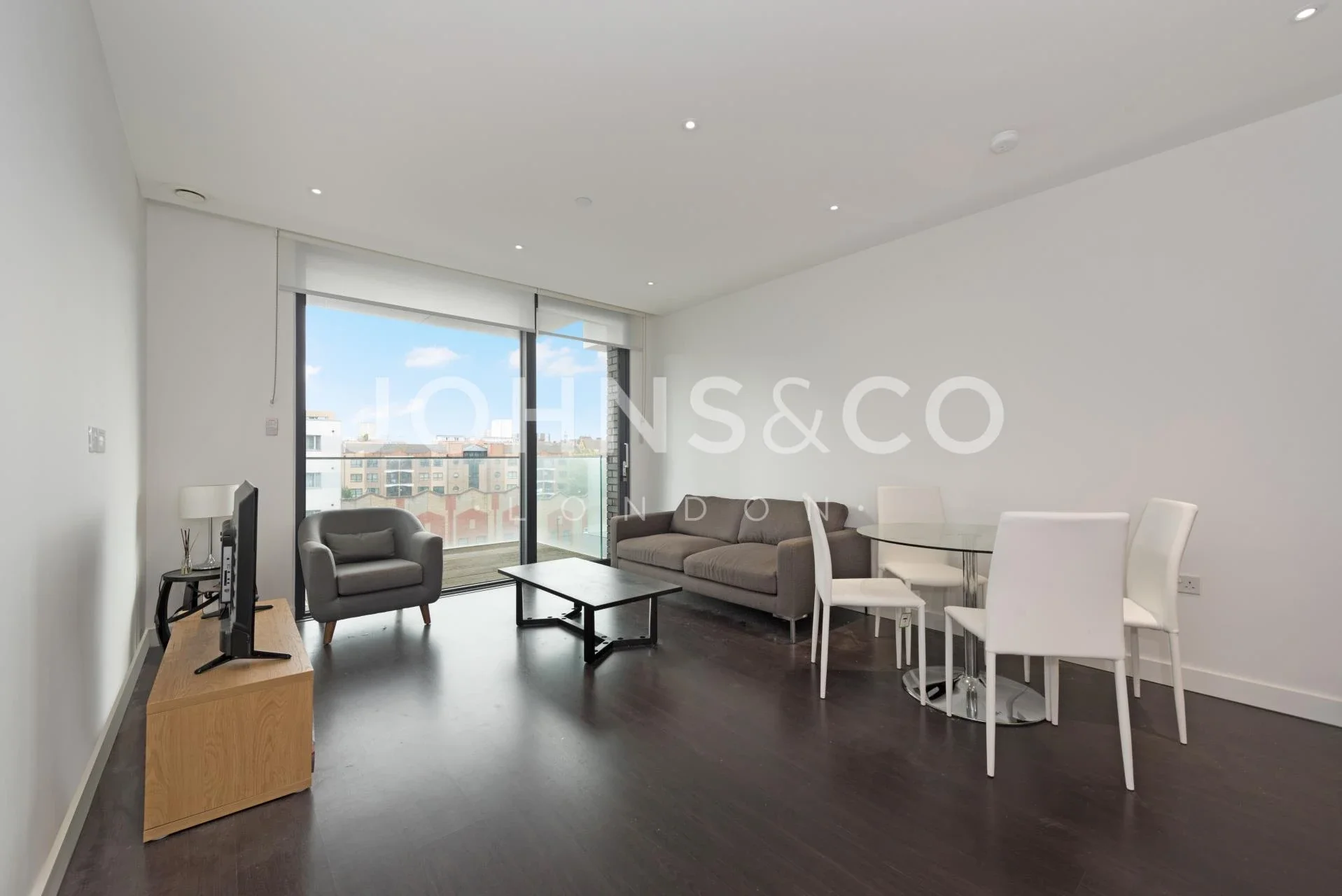 Flat Alie Street in Greater London