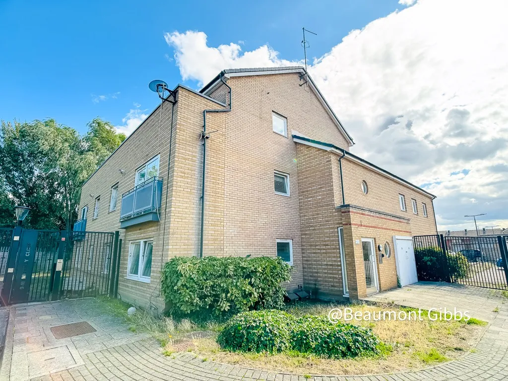 Flat Murray Close in Greater London
