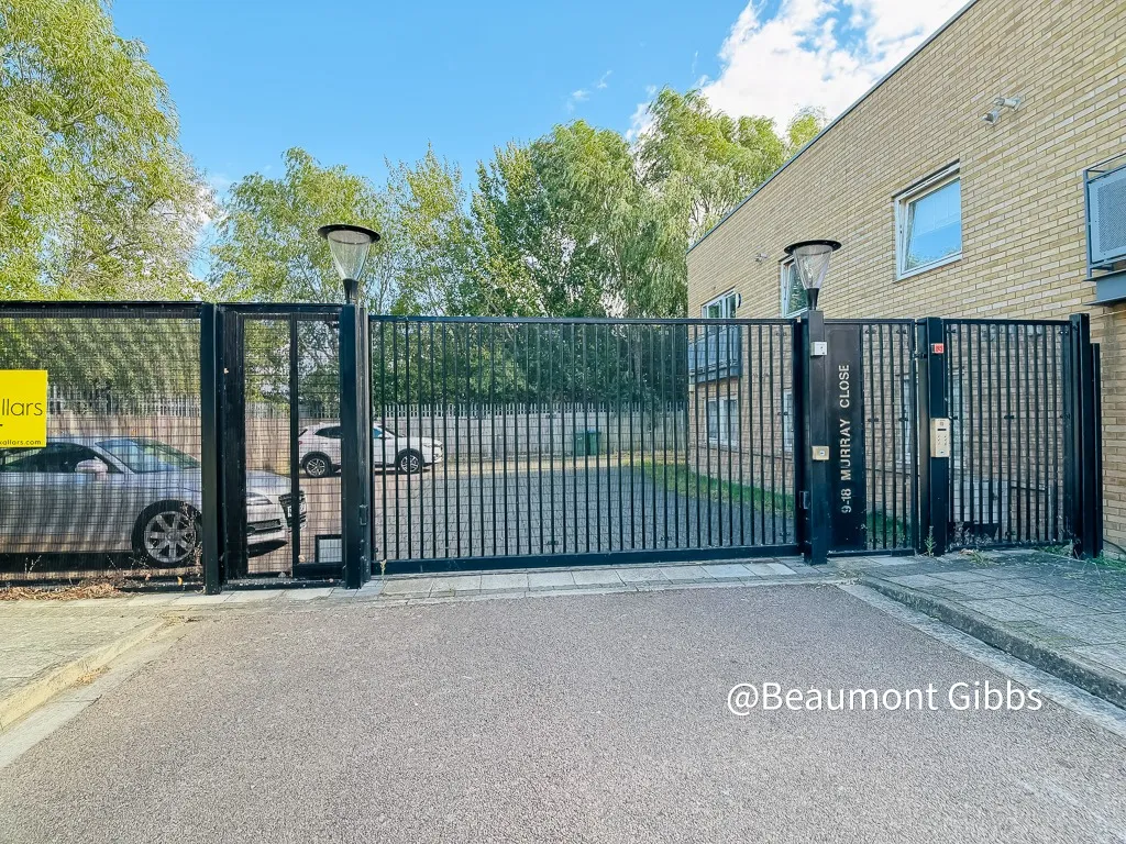 Flat Murray Close in Greater London