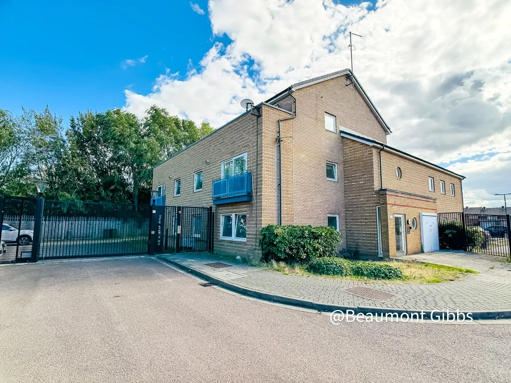 Flat Murray Close in Greater London