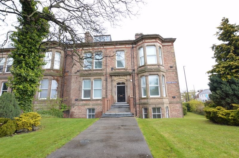 Flat Osborne Terrace in Newcastle upon Tyne