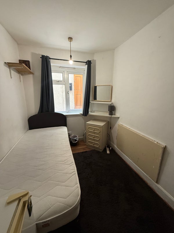 Room Tamworth Lane in Greater London