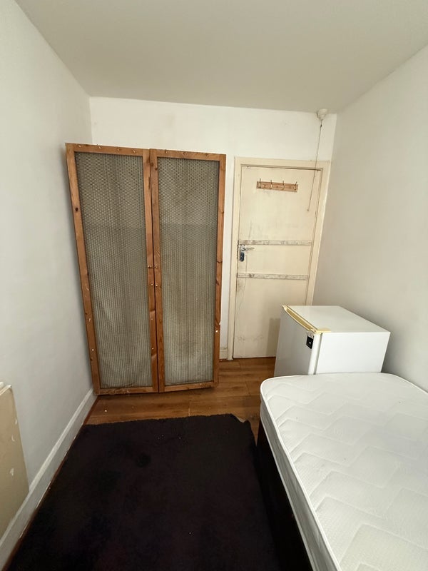 Room Tamworth Lane in Greater London