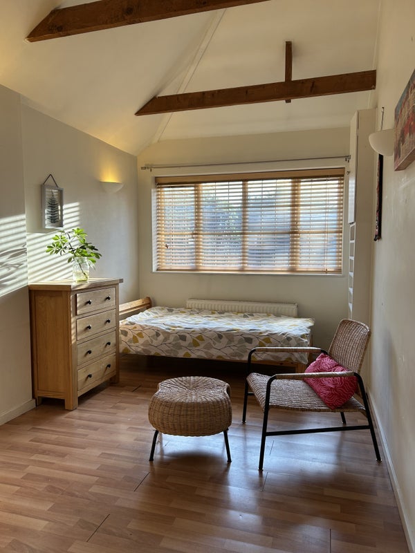 Room Burdon Lane in Greater London